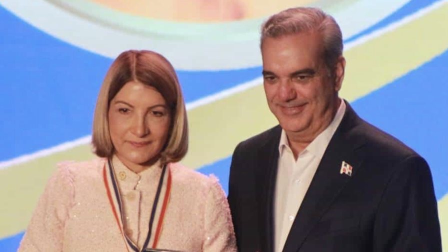 Cesarina Fabián recibe Medalla al Mérito