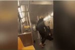 Momento en el que hombre es herido con su propia pistola en el tren de Nueva York