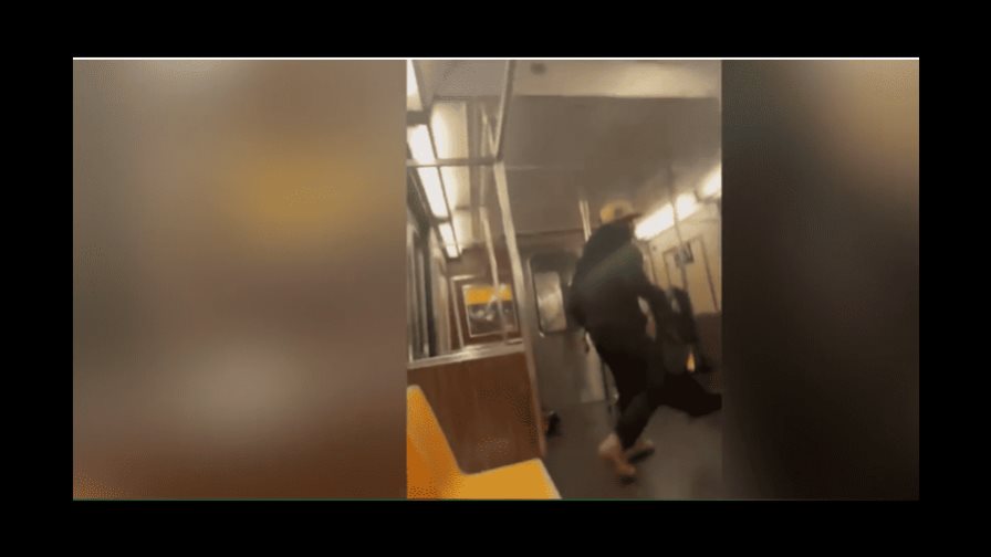 Momento en el que hombre es herido con su propia pistola en el tren de Nueva York