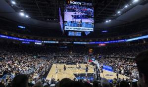 Con 31 puntos de Jokic, Nuggets vencen a Spurs frente a entrada récord en la capital de Texas