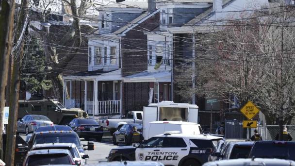 Policía tiene sitiado en Nueva Jersey a sospechoso de tres asesinatos en Pensilvania