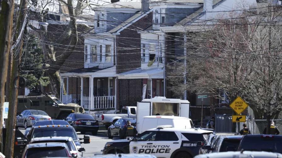 Policía tiene sitiado en Nueva Jersey a sospechoso de tres asesinatos en Pensilvania