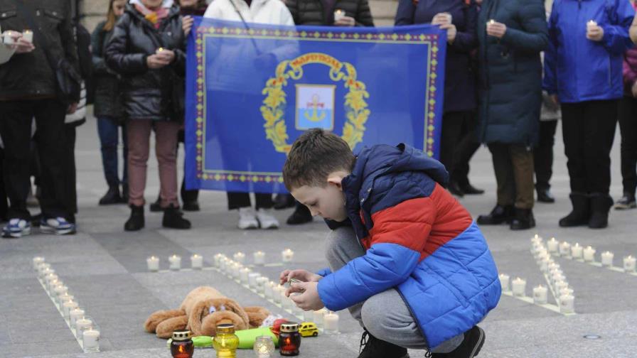 Ucrania recuerda a las víctimas del bombardeo del Teatro de Mariúpol en busca de justicia