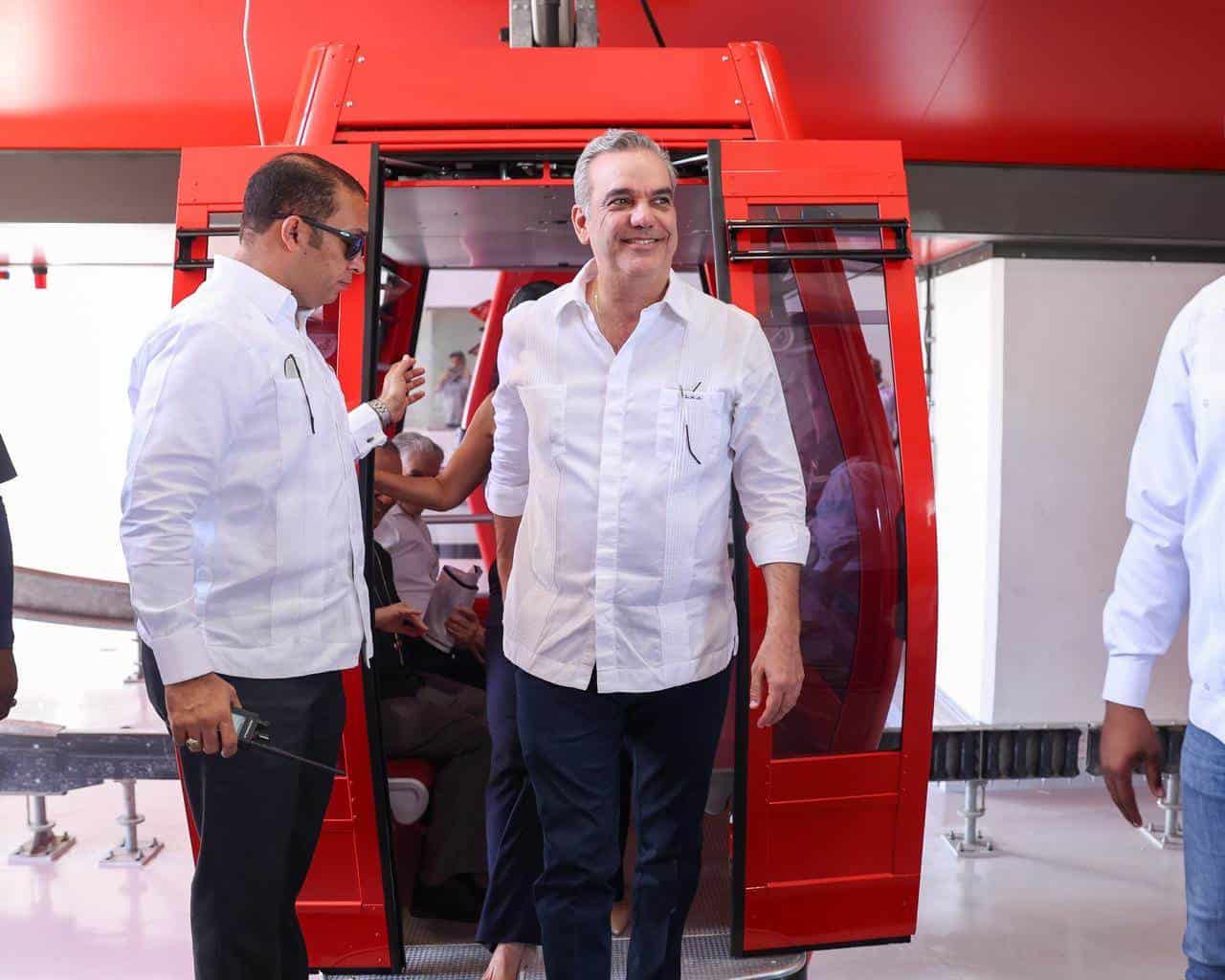 Abinader se desmonta de una de las cabinas del Teleférico de Santiago.