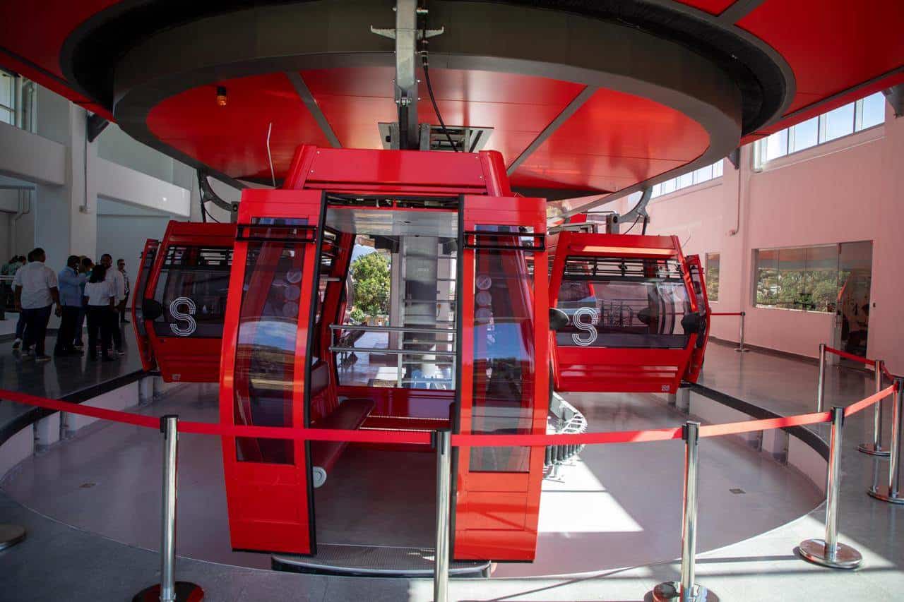 El teleférico de Santiago es un sistema de transporte por cable, compuesto por 83 cabinas con pinzas desembragables.