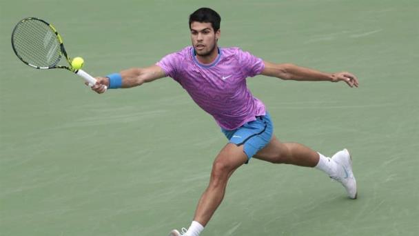 Alcaraz revalida su título en Indian Wells; Swiatek se consagra al pasarle encima a Maria Sakkari