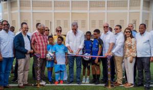 El presidente Luis Abinader inaugura el campo de fútbol Leonel Plácido