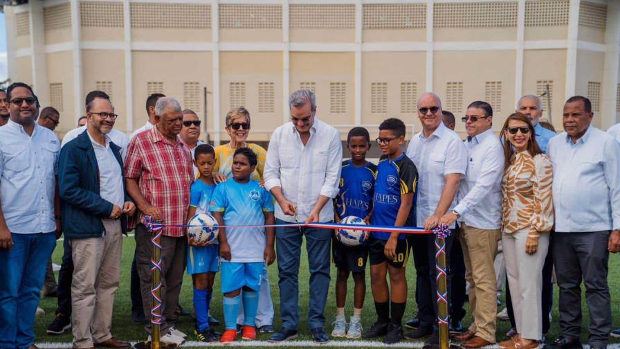 El presidente Luis Abinader inaugura el campo de fútbol Leonel Plácido
