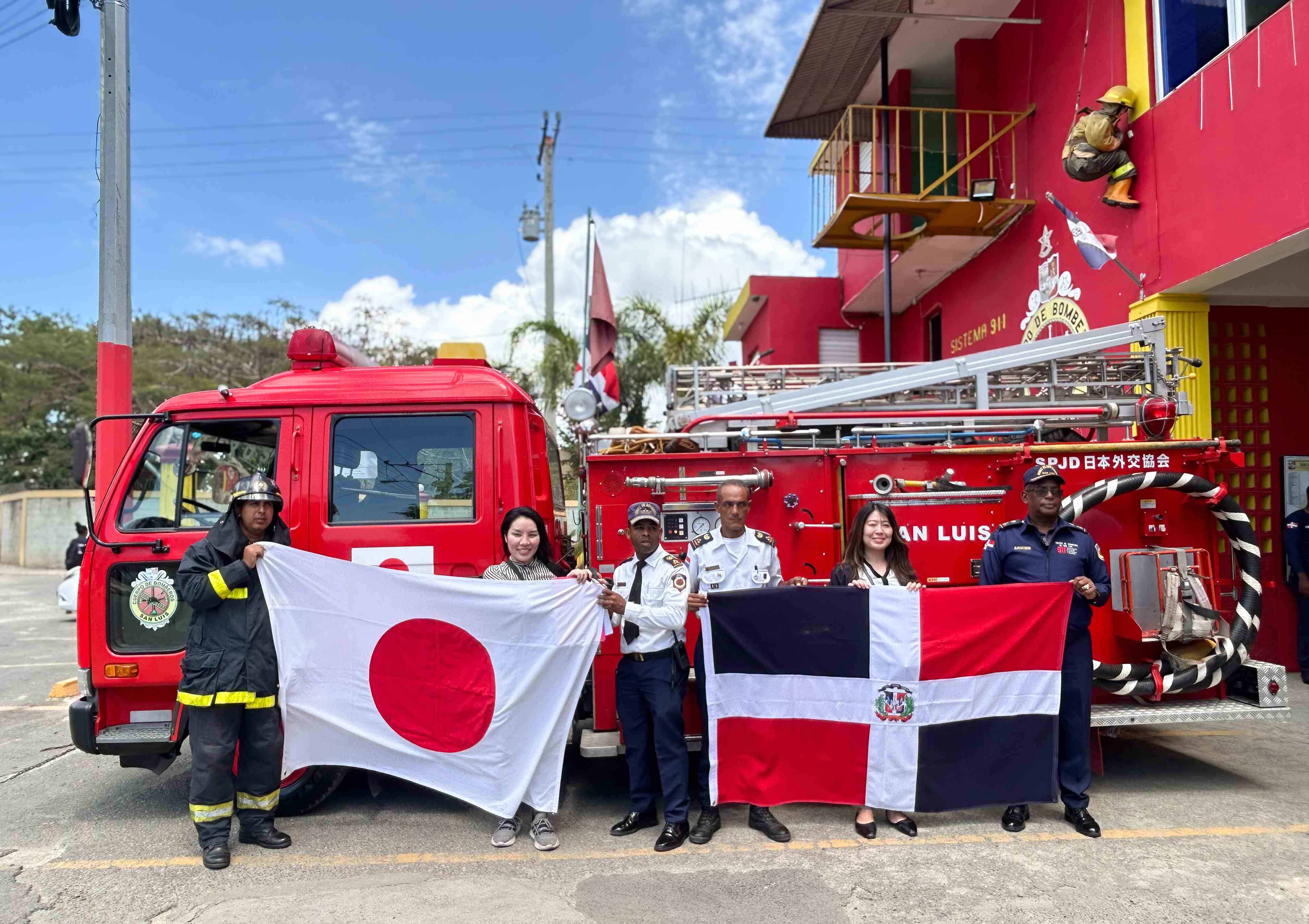 Personal de la embajada y los bomberos de San Luis.