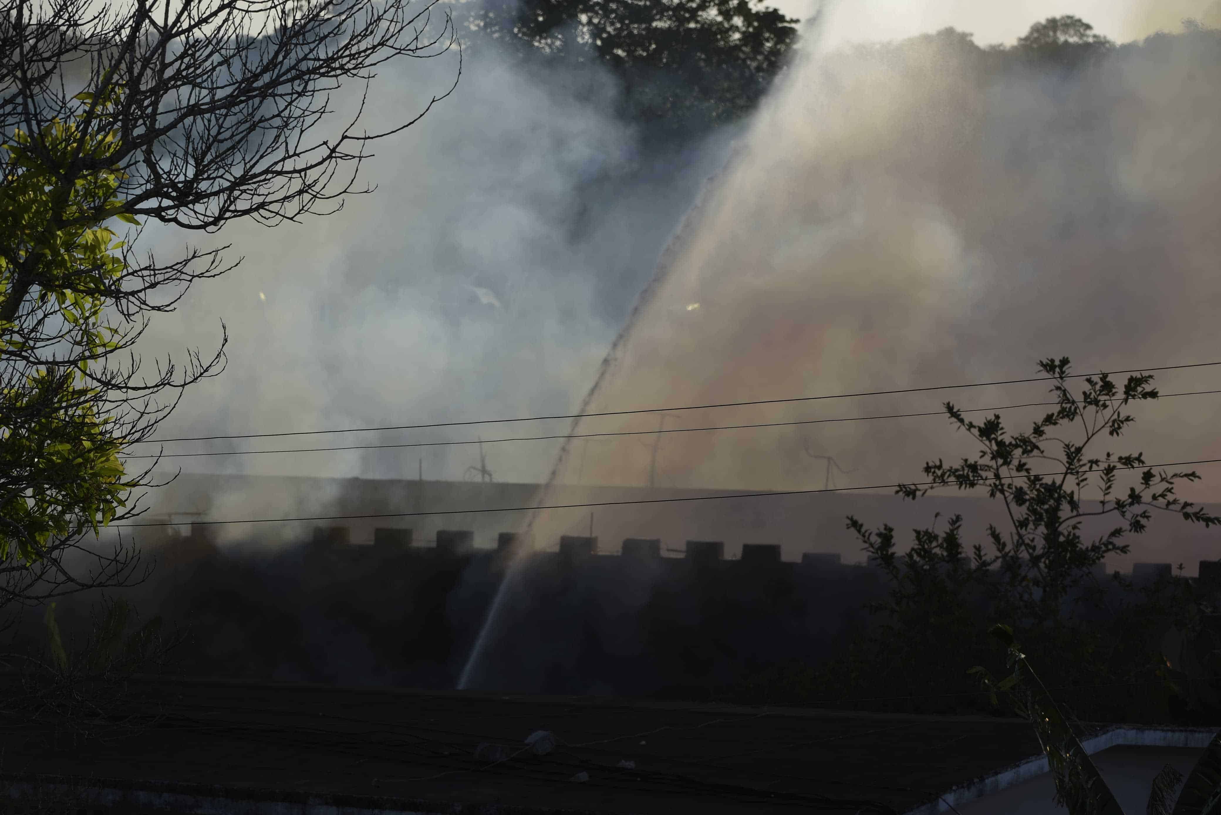 Camiones de abastecimiento de la Caasd han llegado a la cárcel para asistir a los bomberos. 