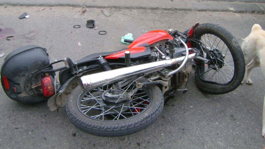 Hombre fallece al impactar su motocicleta con un camión en Montecristi