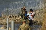 Corte Suprema bloquea indefinidamente ley que permitiría la detención de migrantes en Texas Corte Suprema bloquea indefinidamente ley que permitiría la detención de migrantes en Texas