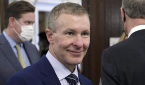 CEO de United Airlines intenta tranquilizar a clientes tras racha de incidentes