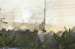 Bomberos tratan de extinguir incendio en cárcel La Victoria