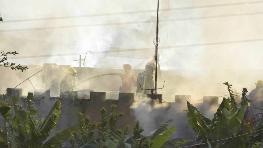 Bomberos tratan de extinguir incendio en cárcel La Victoria