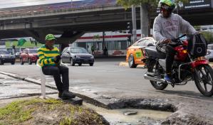 José Boquete trata de pescar algo en medio de la grasa en Los Jardines