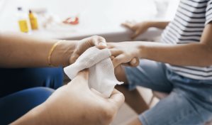 Cómo administrar primeros auxilios básicos en caso de cortes y heridas