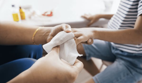 Cómo administrar primeros auxilios básicos en caso de cortes y heridas