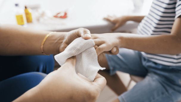 Cómo administrar primeros auxilios básicos en caso de cortes y heridas