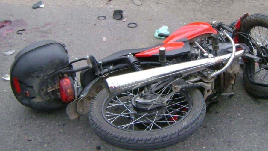 Camioneta embiste motocicleta y mueren sus tres ocupantes en Fantino