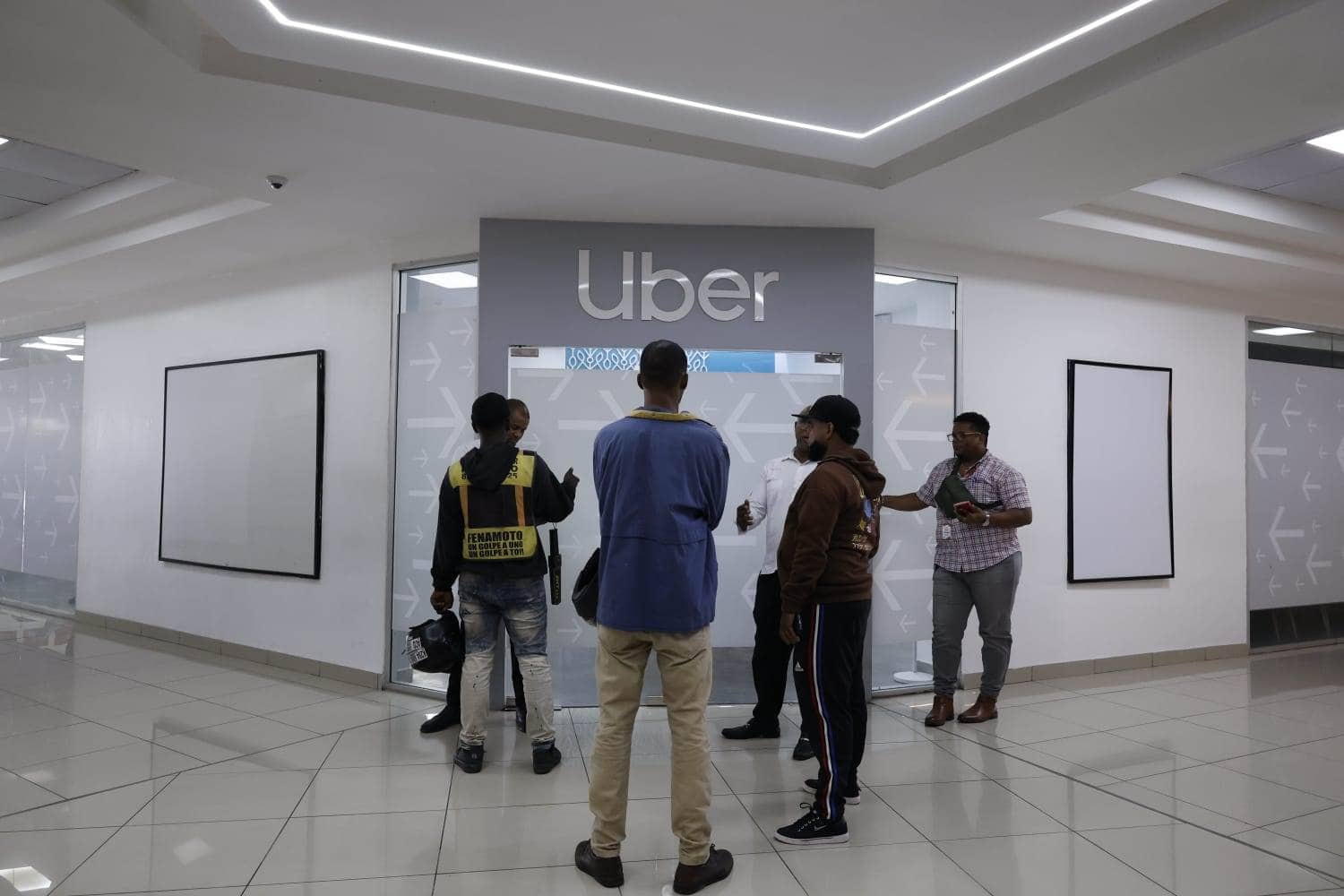 Los conductores estuvieron a las afueras de la oficina de la empresa, ubicada en Diamond Mall.