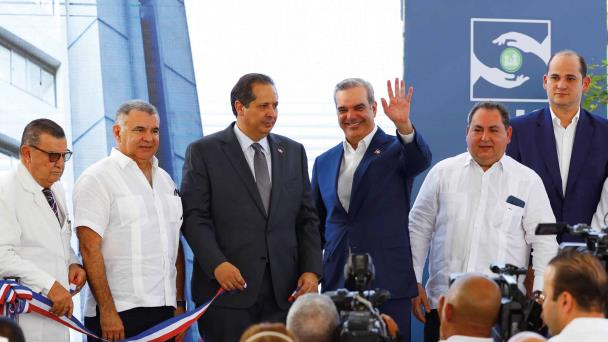 Abinader entrega obras apremiado por plazo legal