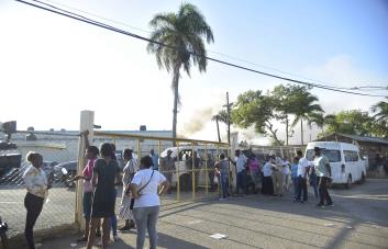 Incendio en La Victoria: Familiares de presos están desesperados por obtener informes