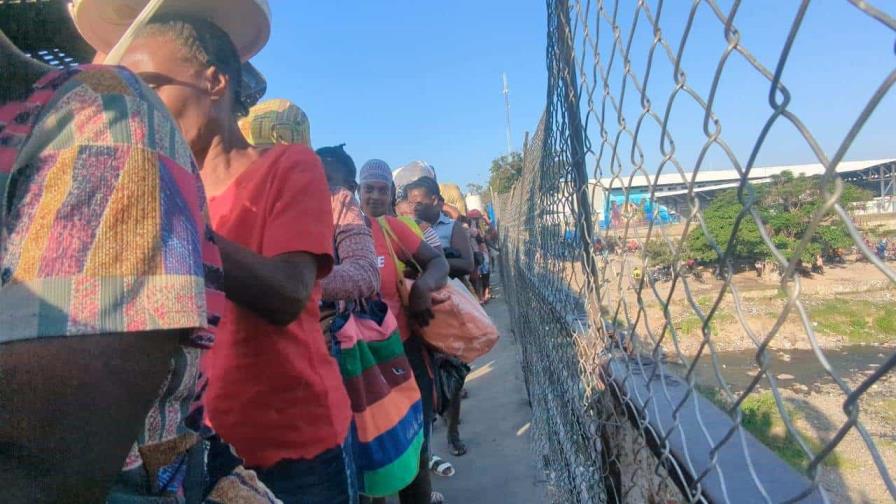 Tras muerte de comerciante haitiana, Cesfront instala malla de protección en puente fronterizo