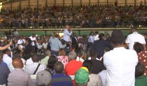 Miles de personas acuden a llamado del Gobierno de entrega de títulos de terrenos en SDE