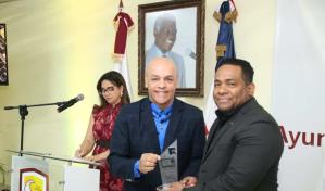 Thony Genao celebra 30 años en la televisión con un libro en circulación y canciones de su autoría