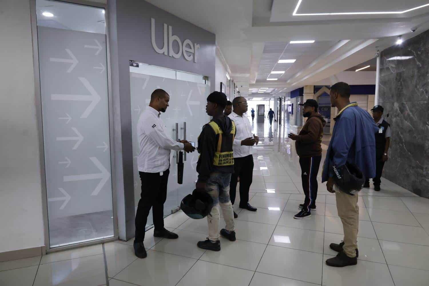 Entrada de las oficinas corporativas de Uber en Santo Domingo.