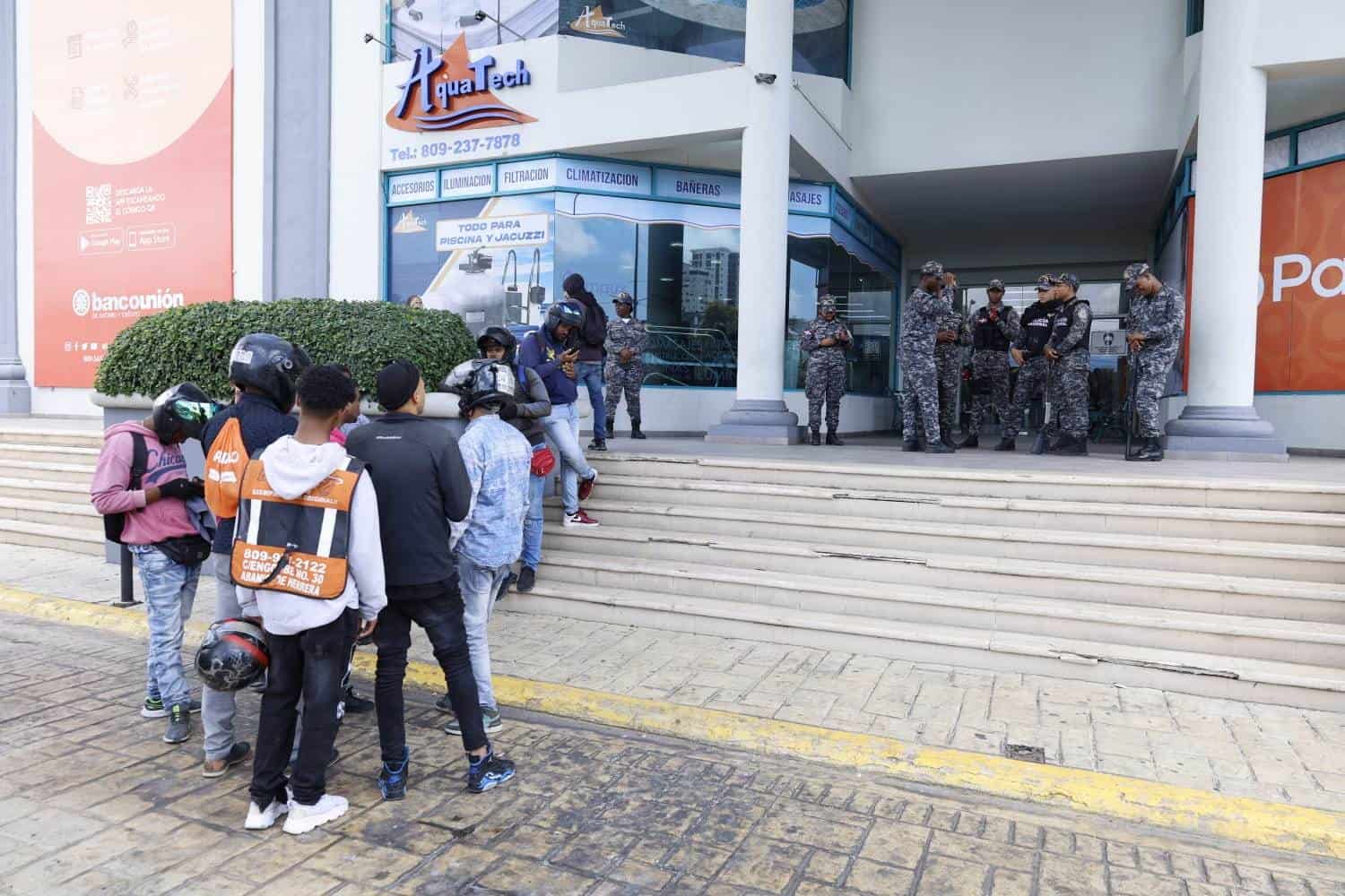 Policías custodian la entrada de la plaza Diamond Mall, donde funcionan las oficinas corporativas de Uber.