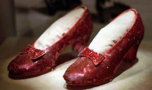 Unos zapatos rojos que usó Judy Garland en El mago de Oz irán de gira y serán subastados