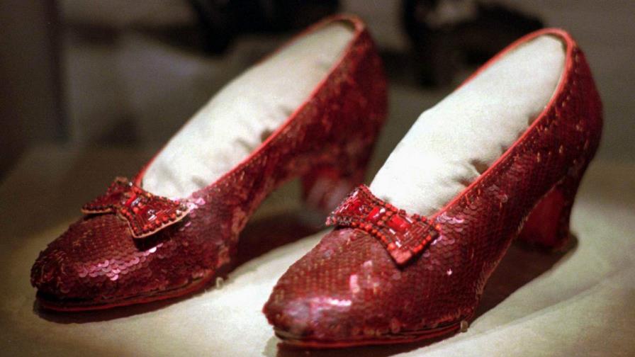 Unos zapatos rojos que usó Judy Garland en El mago de Oz irán de gira y serán subastados