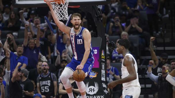 Con récord de 50 doble-dobles al hilo de Sabonis, Kings se imponen en tiempo extra a Grizzlies