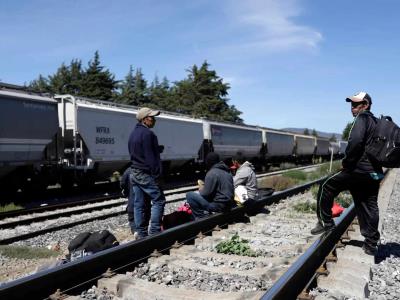 Autoridades mexicanas detectan a 87 migrantes en góndolas de tren
