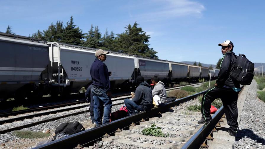 Autoridades mexicanas detectan a 87 migrantes en góndolas de un tren en el norte de México
