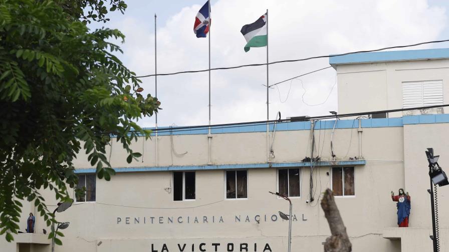 Familiares acuden a la cárcel La Victoria para obtener noticias sobre sus parientes tras incendio