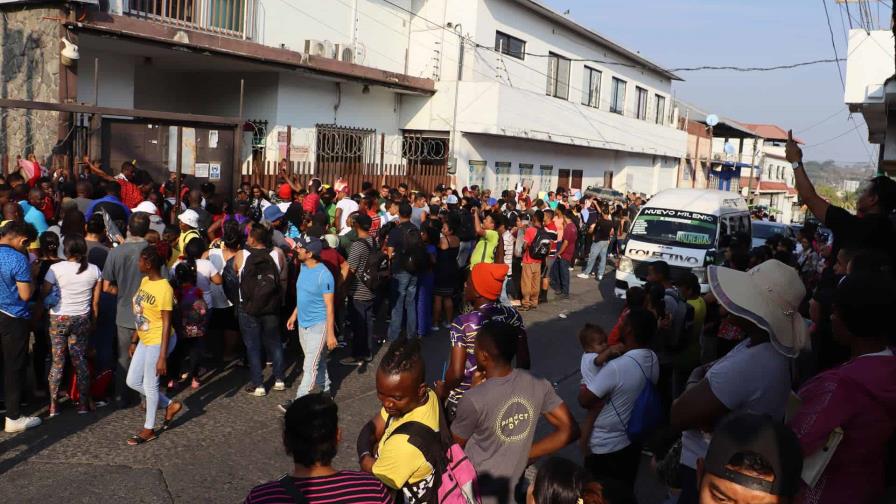 Miles de migrantes, mayoría haitianos, saturan oficina para solicitar refugio en sur de México