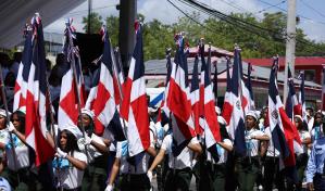 Azuanos disfrutan del desfile militar por la batalla del 19 de marzo