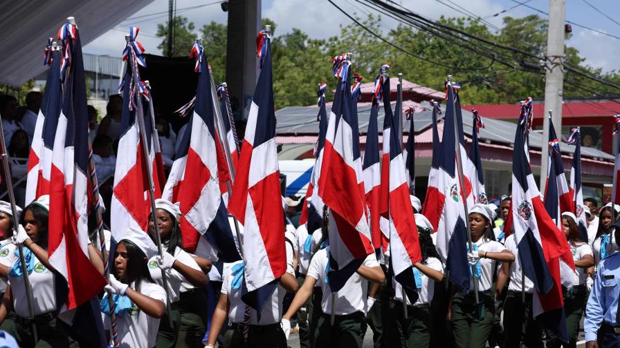 Azuanos disfrutan del desfile militar por la batalla del 19 de marzo