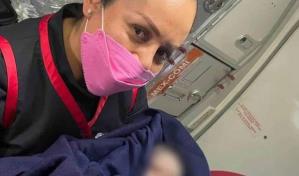 Mujer da a luz en un avión de Aeroméxico; aerolínea le regala 90 vuelos gratis