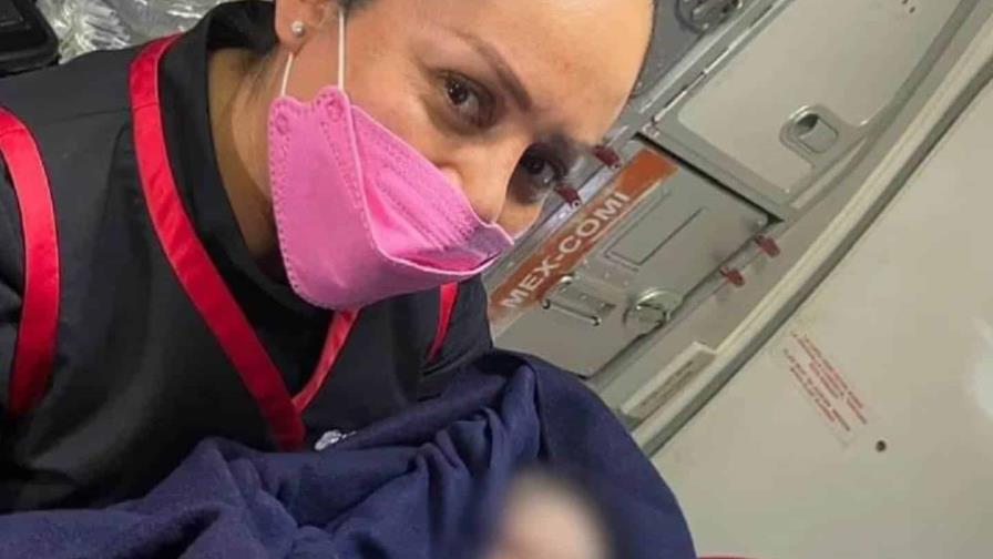 Mujer da a luz en un avión de Aeroméxico; aerolínea le regala 90 vuelos gratis