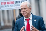 El exasesor de Trump Peter Navarro, sale de prisión y va rumbo a la Convención en Milwaukee