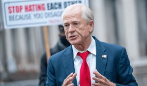 El exasesor de Trump Peter Navarro, sale de prisión y va rumbo a la Convención en Milwaukee