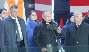 Putin hace una aparición pública en la plaza Roja tras presidenciales criticadas por Occidente