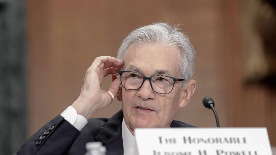 Reserva Federal mantiene intacta la tasa de referencia, aún prevé tres reducciones este año