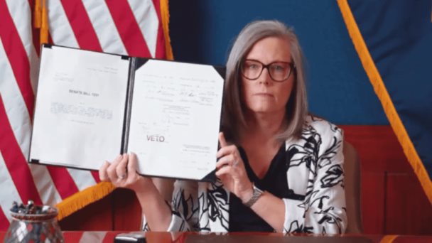 Instan a gobernadora de Arizona vetar proyecto antiinmigrante impulsada por republicanos