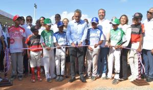 INEFI inaugura estadio de sóftbol Augusto Daneri García en Azua