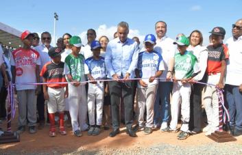 INEFI inaugura estadio de sóftbol Augusto Daneri García en Azua